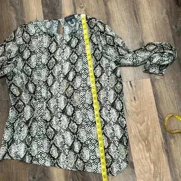 The Limited snake print a symmetrical Women’s Large blouse long sleeve top - Picture 9 of 12